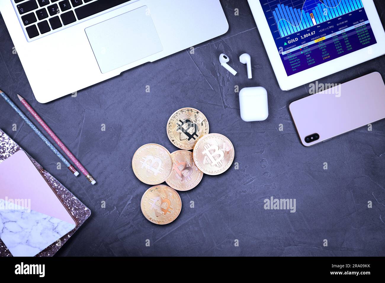 Bitcoins, Schreibwaren und verschiedene Geräte auf grauem Tisch, flach liegend Stockfoto