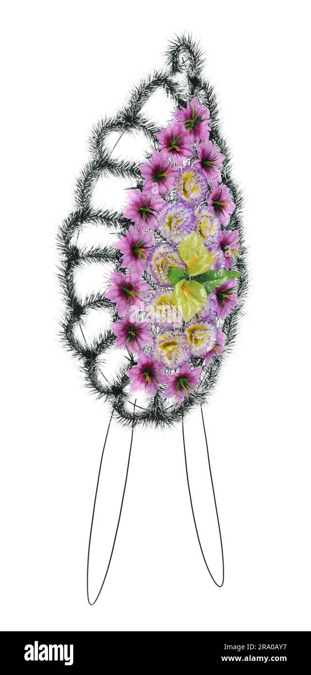 Bestattungskranz von Plastikblumen vor weißem Hintergrund Stockfoto