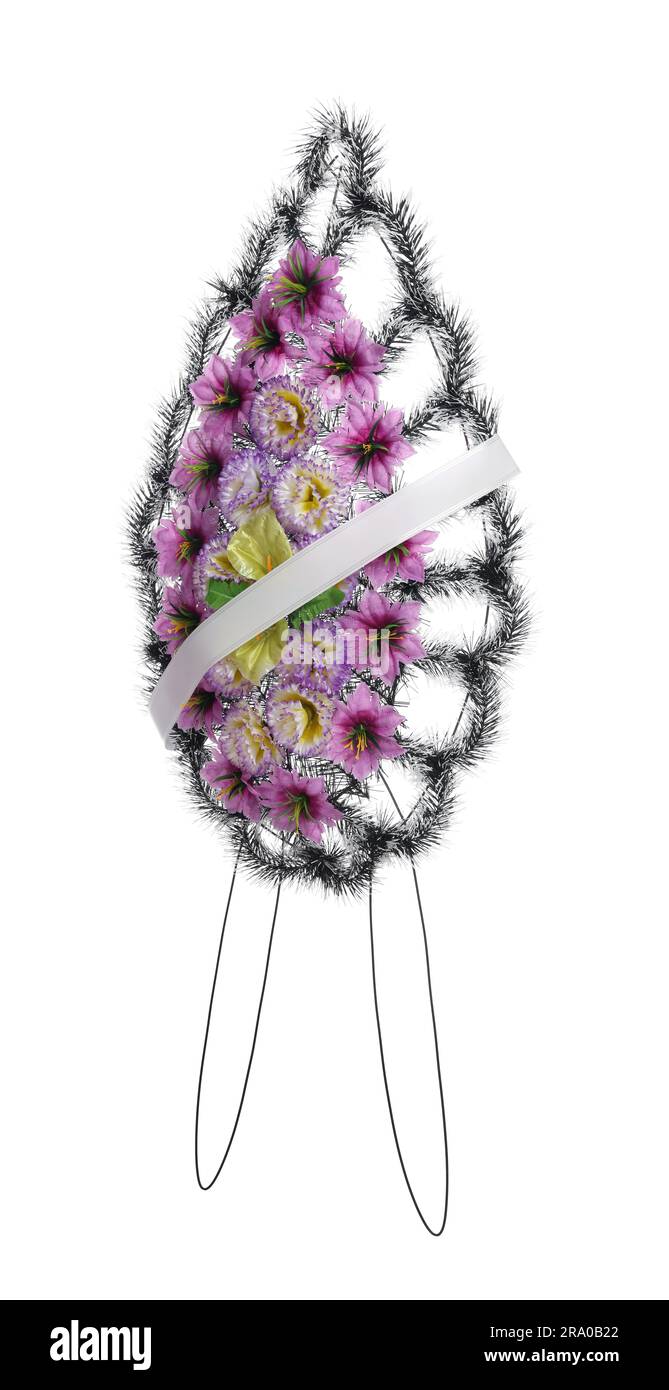 Bestattungskranz von Plastikblumen vor weißem Hintergrund Stockfoto