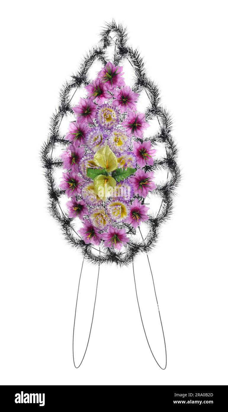 Bestattungskranz von Plastikblumen vor weißem Hintergrund Stockfoto