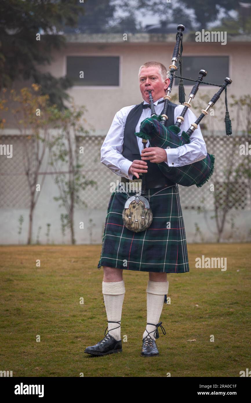 Schottischer Pfeifer aus Schottland in traditionellem Outfit mit Schottenkröten, die Dudelsackpfeife spielen Stockfoto