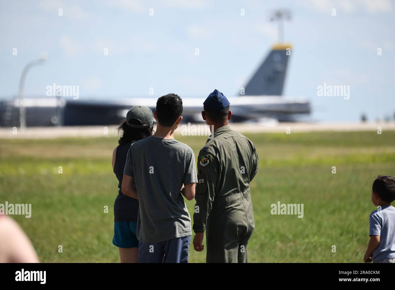 Die Mitglieder des Teams Minot beobachten zwei KC-135 Stratotanker, die dem 92. Air Tanken Flügel zugeteilt wurden, und zwei B-52 H Stratofortressen, die dem 5. Bombenflügel zugeteilt wurden, fliegen am Minot Air Force Base, North Dakota, am 27. Juni 2023. Diese Kampfübung ist seit 100 Jahren abgeschlossen. (USA Air Force Foto von Airman 1. Class Trust Tate) Stockfoto Die Mitglieder des Teams Minot beobachten zwei KC-135 Stratotanker, die dem 92. Air Tanken Flügel zugeteilt wurden, und zwei B-52 H Stratofortressen, die dem 5. Bombenflügel zugeteilt wurden, fliegen am Minot Air Force Base, North Dakota, am 27. Juni 2023. Diese Kampfübung ist seit 100 Jahren abgeschlossen. (USA Air Force Foto von Airman 1. Class Trust Tate) Stockfoto