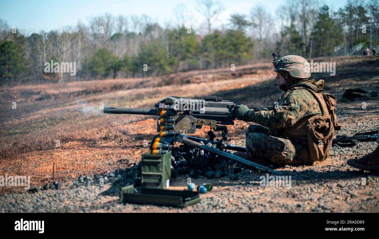 USA Shannon Schroder feuert einen MK-19-Granatwerfer während des Grundkurses (WOBC) 1-23 an der Grundschule in Quantico, Virginia ab. 30. März 2023. Die WOBC wurde entwickelt, um neu ernannte und in Auftrag gegebene Haftbefehle in einer Vielzahl von Fähigkeiten auszubilden und auszubilden, die für den Übergang von der Armee zum Offizier erforderlich sind, wobei besonderes Augenmerk auf den Pflichten, Verantwortlichkeiten und Kampffähigkeiten eines Kommandanten eines Gewehrzugs liegt. (USA Marinekorps (Foto) von Haftbefehl-Offizier Akeel Austin) Stockfoto