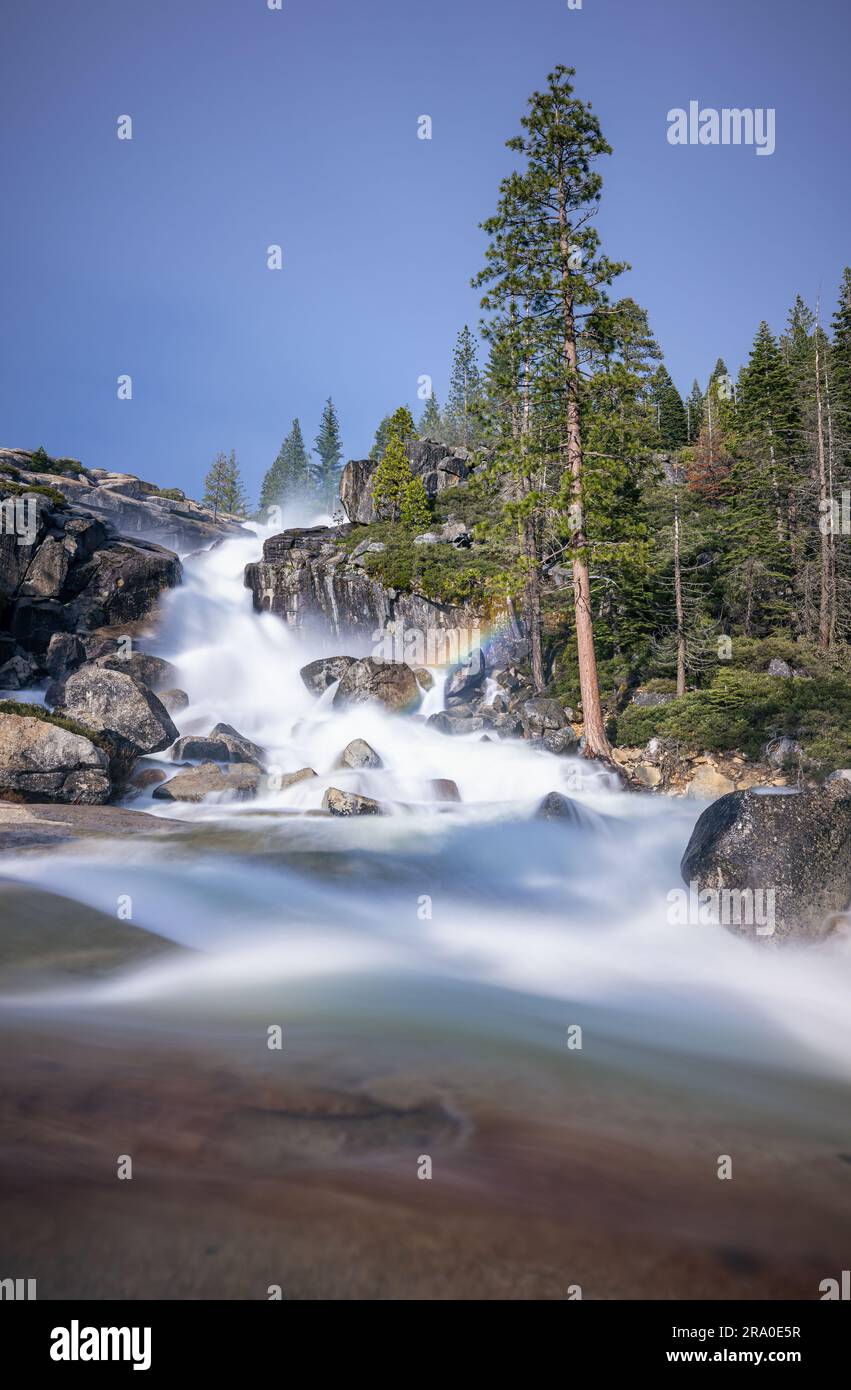 Lange Exposition der Bassi Falls während der Frühlingsschmelze nach dem historischen kalifornischen Winter von 22/23. Stockfoto