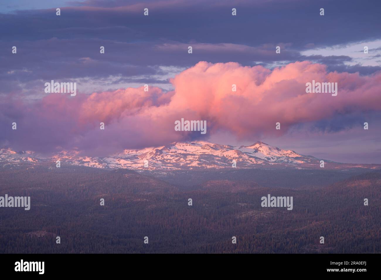 Pyramidengipfel und die Crystal Range bei Sonnenuntergang, wie vom Aussichtspunkt Big Hill im El Dorado County, Kalifornien, aus gesehen Stockfoto