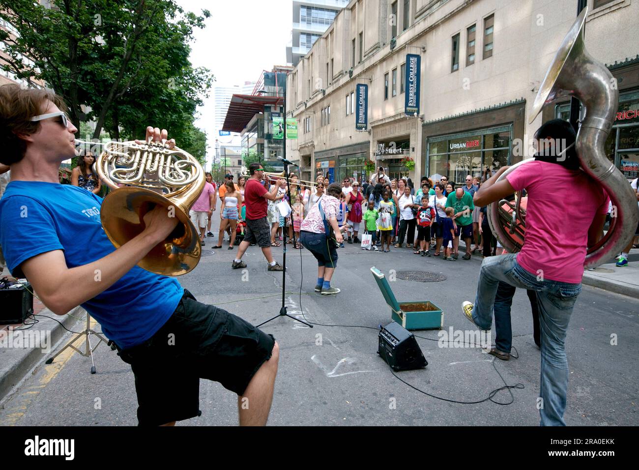 Toronto, Ontario/Kanada - 25. August 2013: Straßenkünstler unterhalten die Menge beim Buskerfest in Toronto Stockfoto