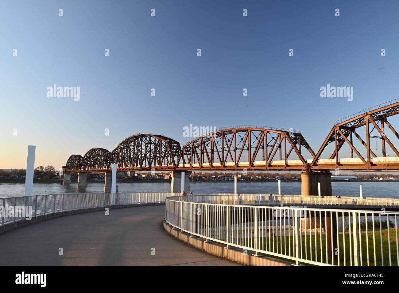 Die Big Four war eine alte Eisenbahnbrücke, die jetzt zu einer Fußgängerbrücke und einer Fahrradbrücke wurde, die Louisville, Kentucky und Jeffersonville, Indiana, verbindet. Stockfoto