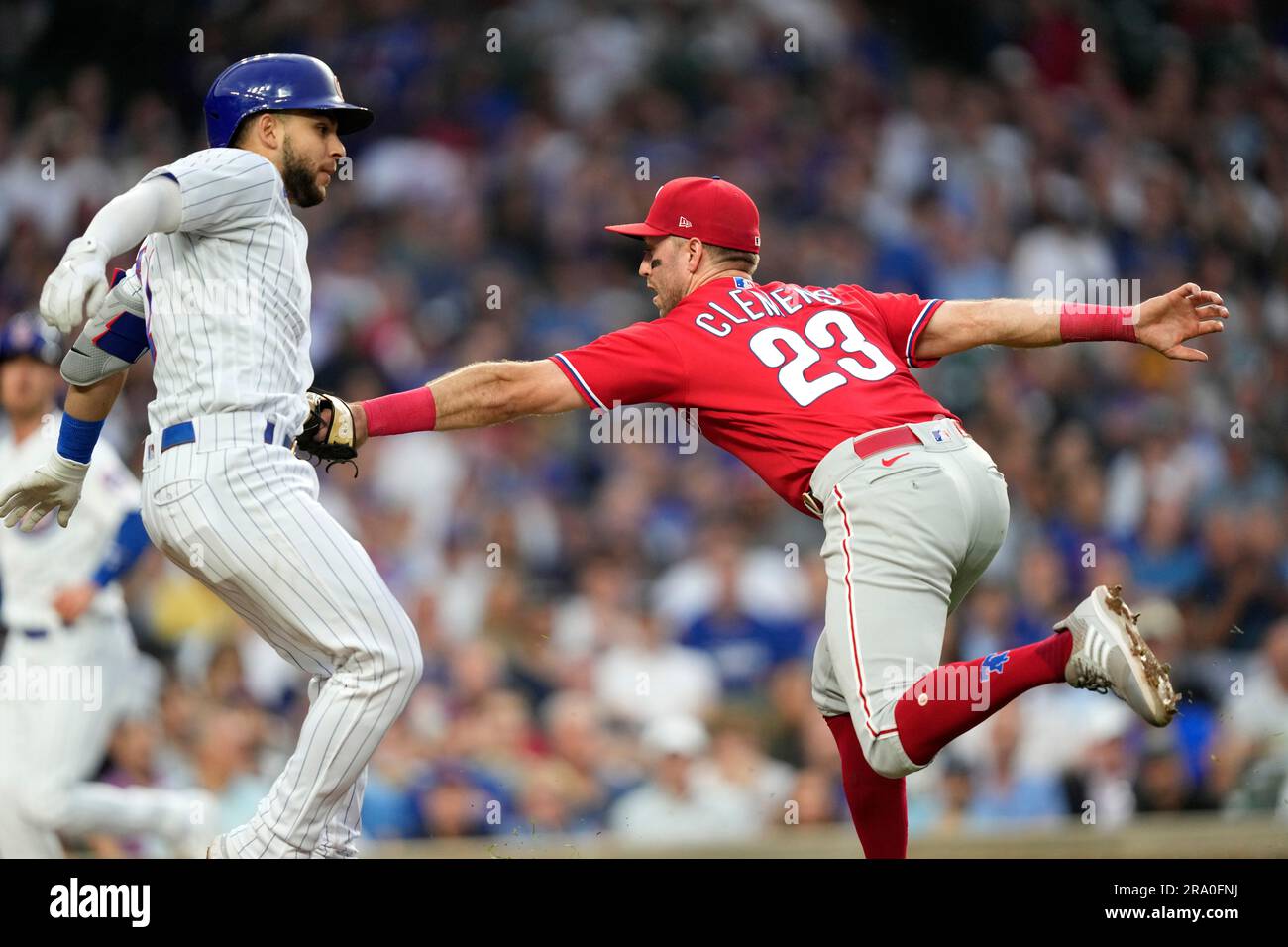 Philadelphia Phillies first baseman Kody Clemens tags out Chicago Cubs' Nick Madrigal on a bunt to end the fourth inning of a baseball game Thursday, June 29, 2023, in Chicago. (AP Photo/Charles Rex Arbogast) Stockfoto
