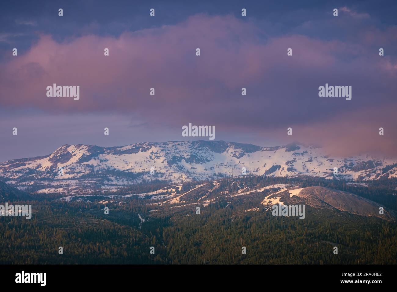 Pyramidengipfel und die Crystal Range bei Sonnenuntergang, wie vom Aussichtspunkt Big Hill im El Dorado County, Kalifornien, aus gesehen Stockfoto