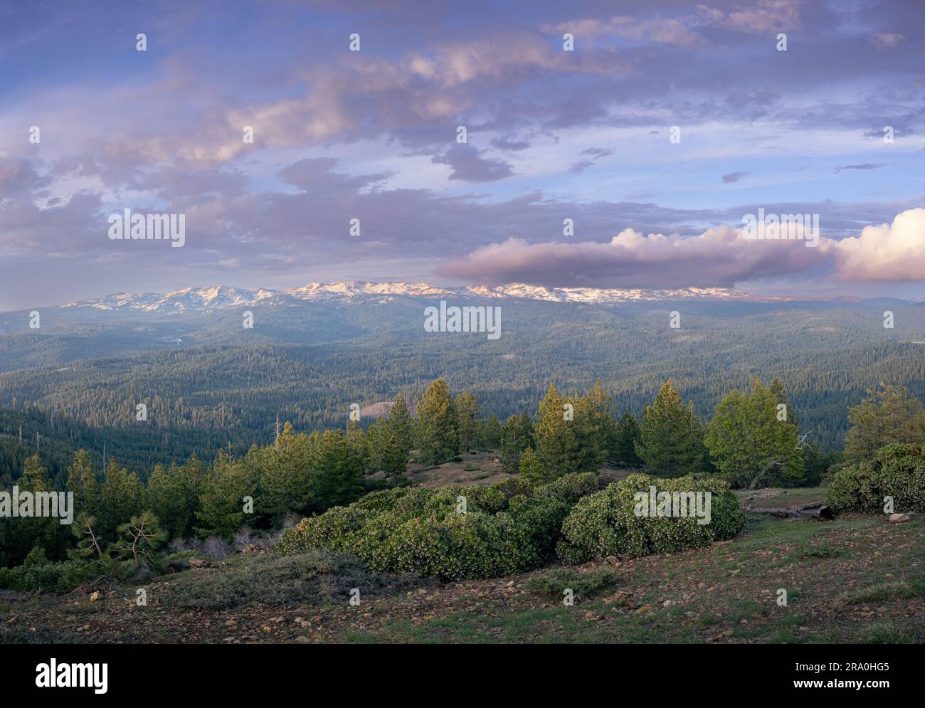 Pyramidengipfel und die Crystal Range bei Sonnenuntergang, wie vom Aussichtspunkt Big Hill im El Dorado County, Kalifornien, aus gesehen Stockfoto