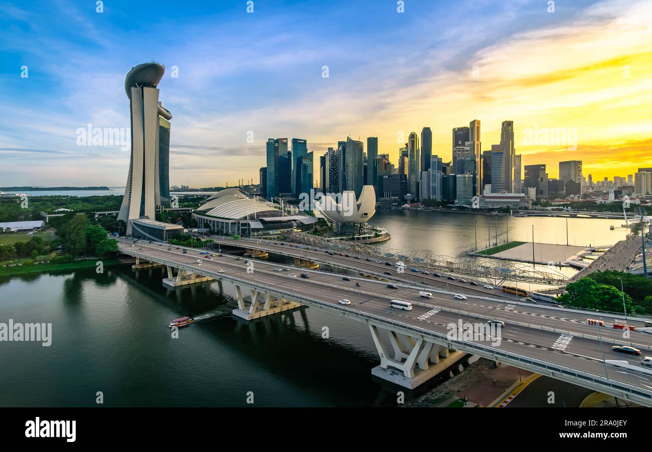 Luftaufnahme des Sonnenuntergangs an der Skyline der Singapore Marina Bay. Stockfoto