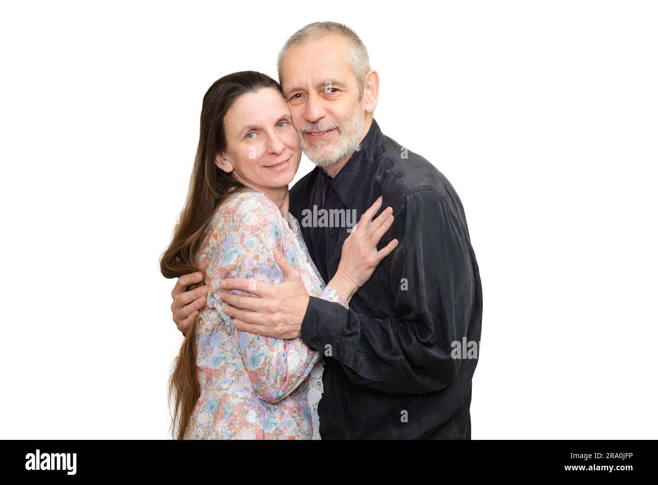 Reifer Mann und Frau mit langen Haaren, die sich mit Liebe zum Valentinstag oder -Jubiläum umarmen. Isoliert auf weißem Hintergrund Stockfoto