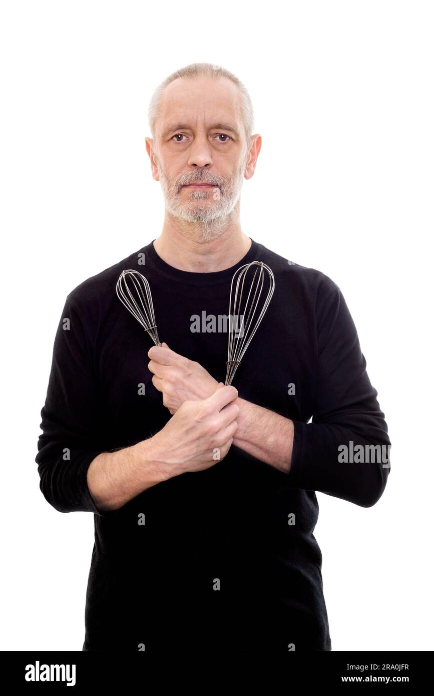 Erwachsenen Mannes in schwarz hält eine Peitsche in jedem und ernst Stockfoto