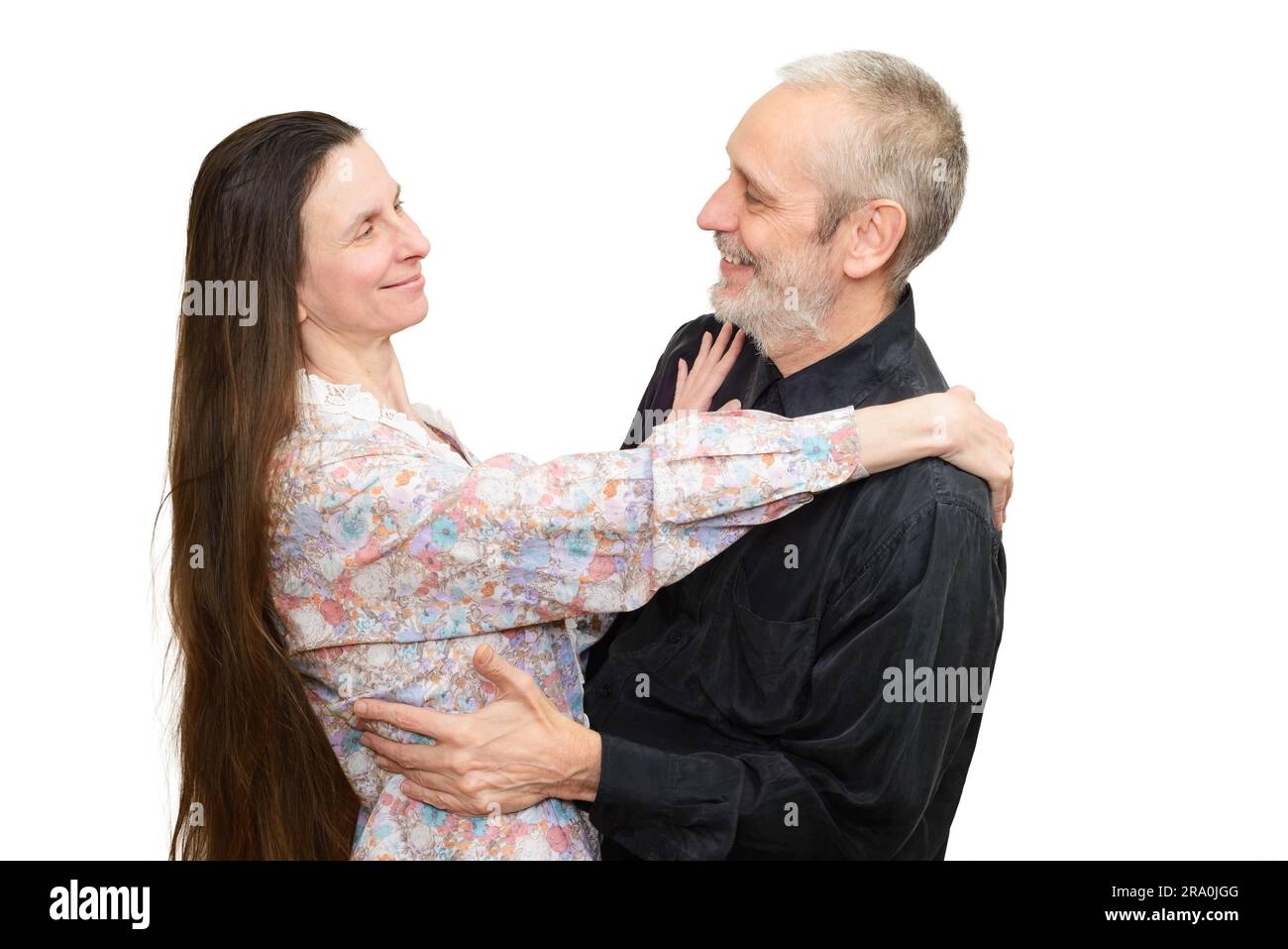 Erwachsener Mann und Frau mit langen Haaren, die sich liebevoll ansehen, Augen in Augen, zum Valentinstag oder zum Jahrestag. Isoliert auf weißem Hintergrund Stockfoto