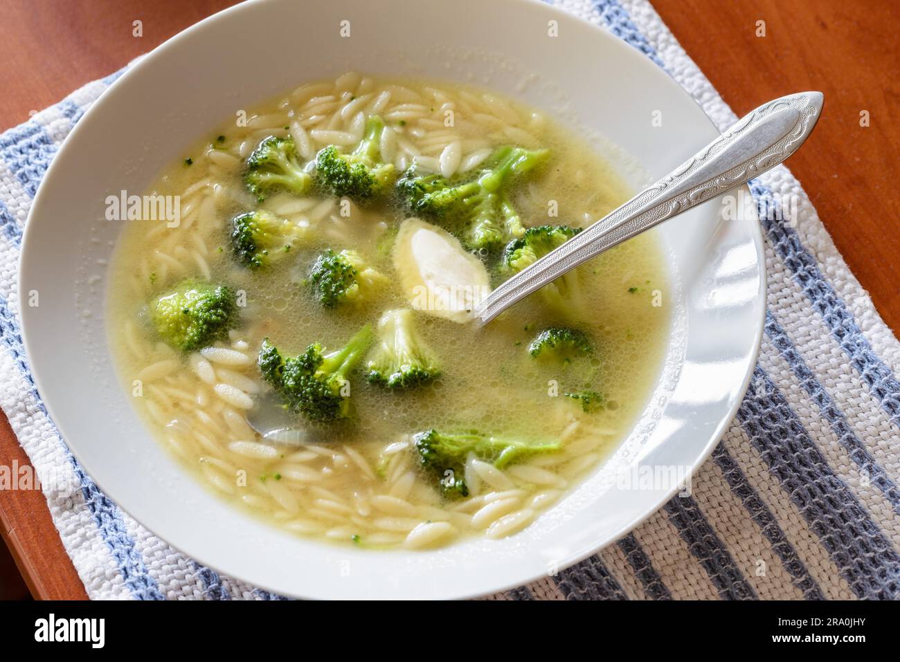 Suppe mit Brokkoli, Kohl, Reis, Nudeln und Butter in warme Hühnerbrühe Stockfoto