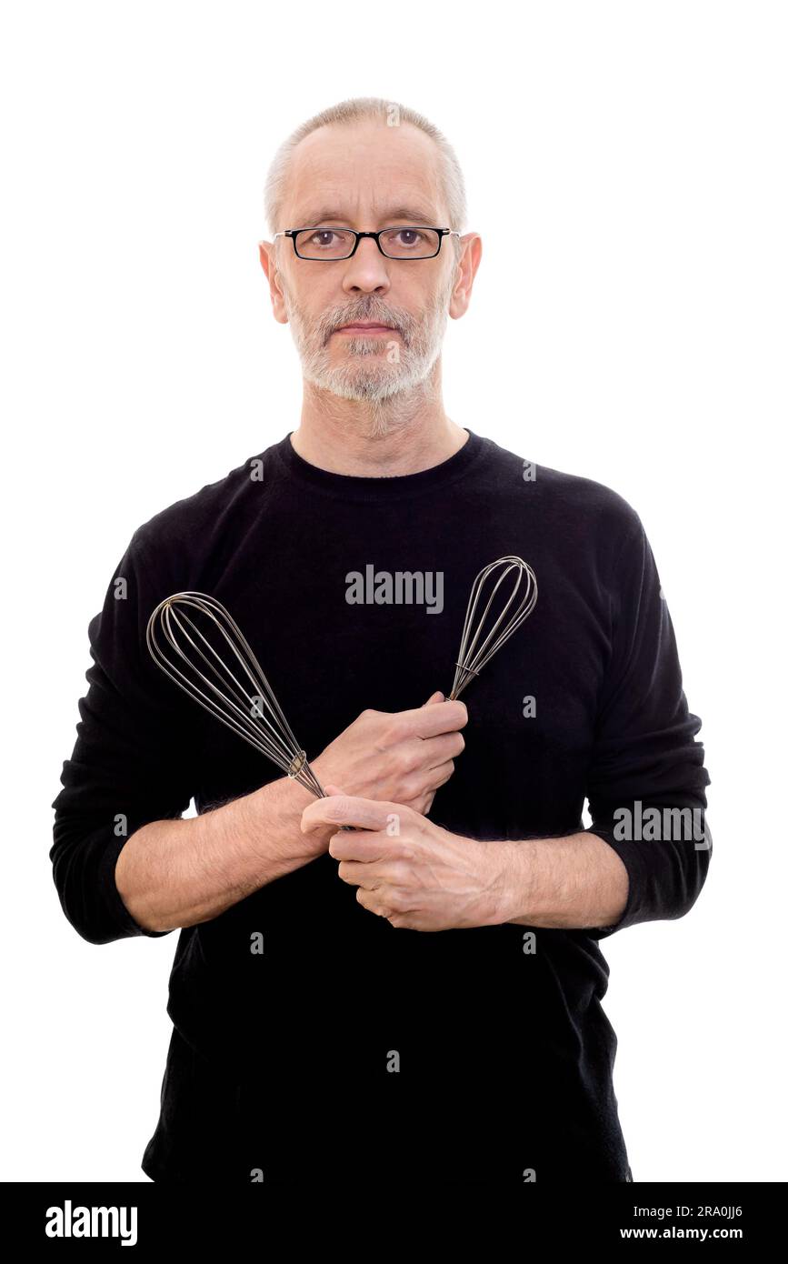 Erwachsenen Mannes in schwarz mit Brille hält eine Peitsche in jedem und ernst Stockfoto