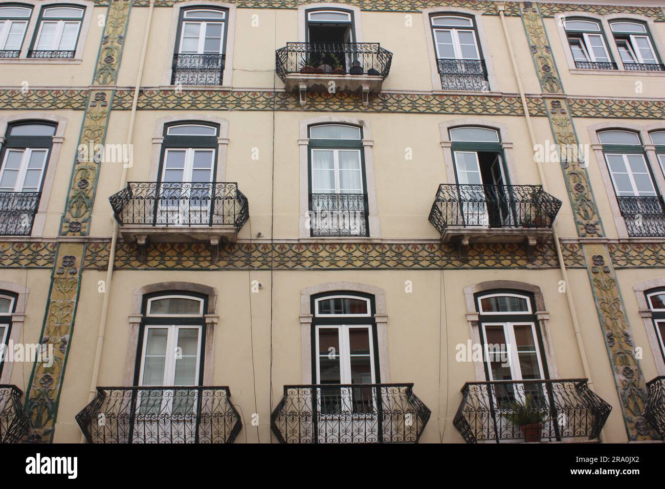 Edificio Arte Nova auf der Rua das Janelas Verdes, Lisboa, Portugal Stockfoto