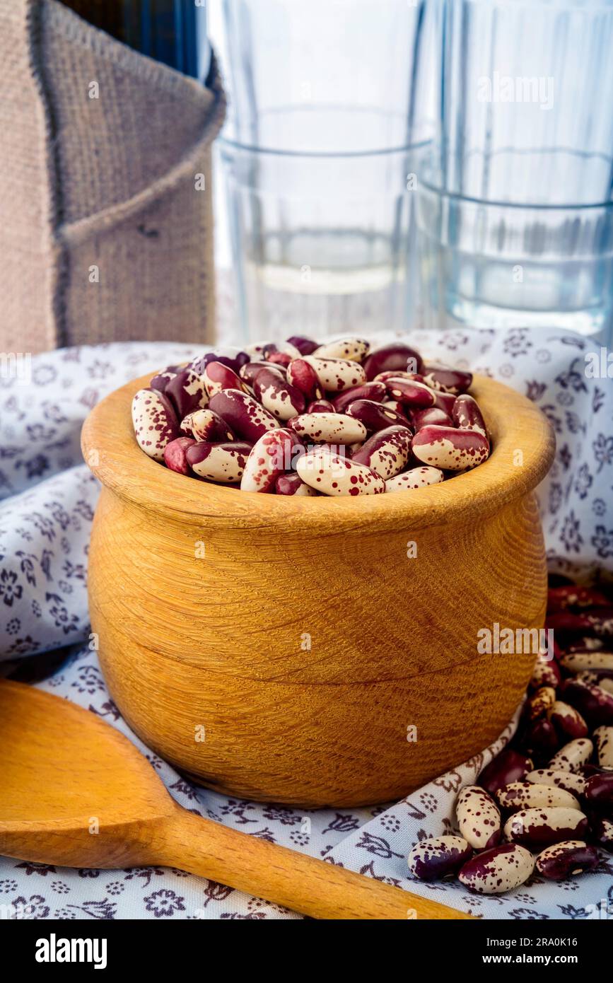 Rot Cannellini Bohnen in einer Holzschale auf einen Tusch-Tischdecke Stockfoto