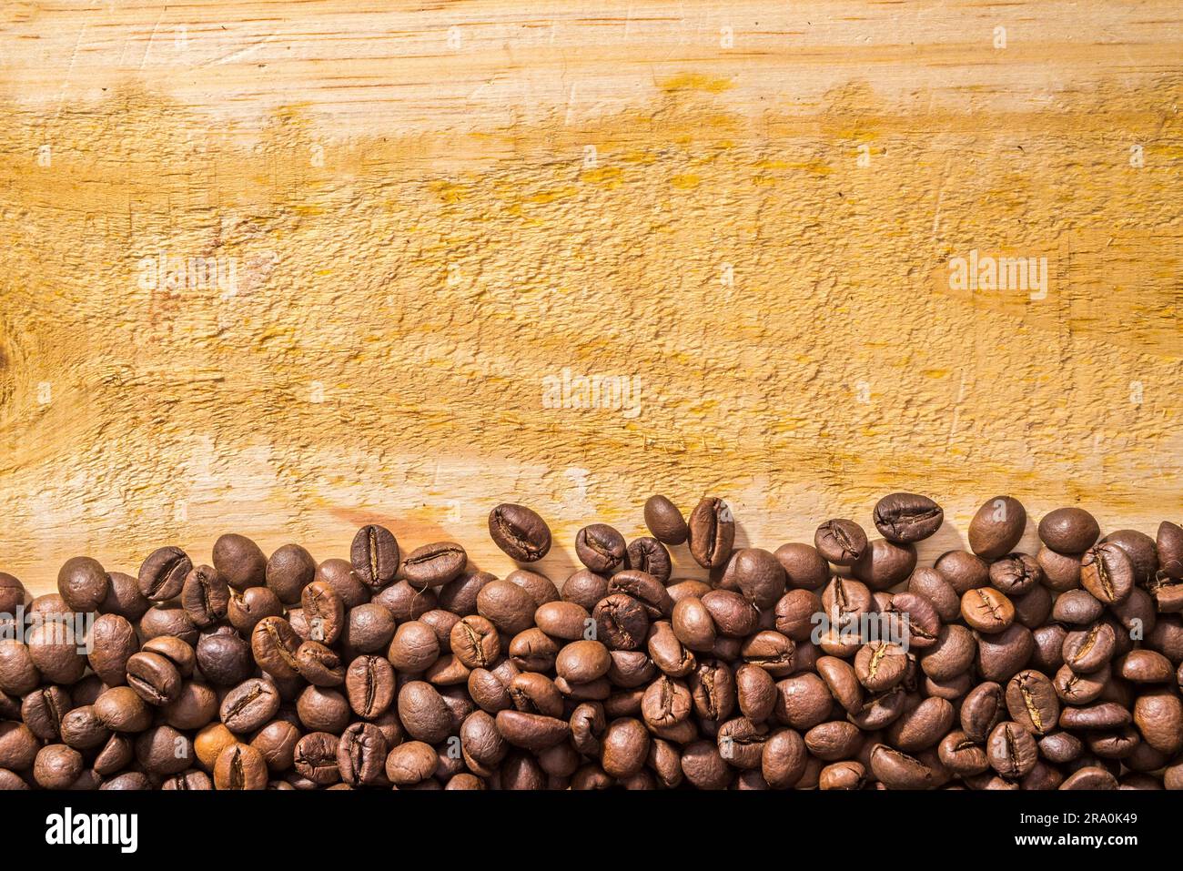 Hintergrund mit Kaffeebohnen und leichte Holzstruktur Stockfoto