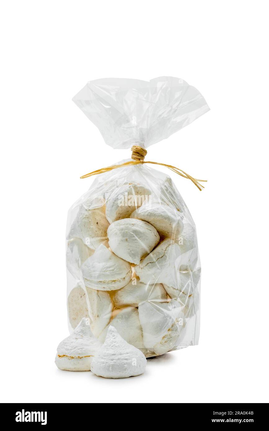 Französische weiße Meringues in einer Cellophan Tasche isoliert auf weißem Hintergrund Stockfoto
