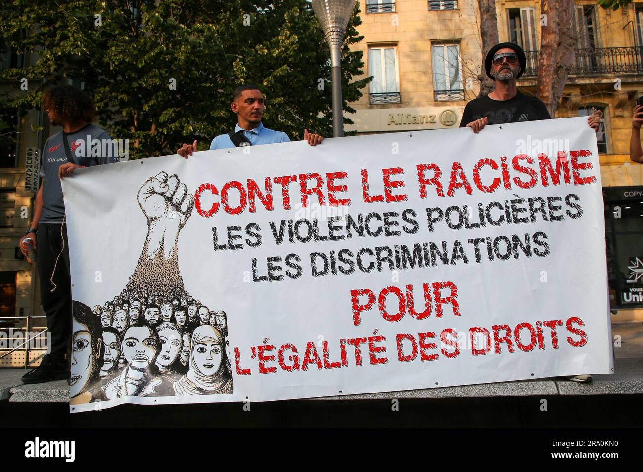 Marseille, Frankreich. 29. Juni 2023. Demonstranten halten während der Demonstration ein Banner und fordern Gerechtigkeit für Nahel. Der junge Nahel, 17, wurde am Dienstag, den 27. Juni, in Nanterre (Frankreich), in der Hauts-de-seine, von einem Polizisten getötet, der seine Waffe benutzte, nachdem er sich weigerte, sich zu fügen, während er ohne Führerschein fuhr. Der Fall belebt die Debatte über polizeiliche Gewalt, mehrere Unruhen fanden im ganzen Land statt. Der Polizist wurde wegen vorsätzlichen Mordes angeklagt und in Polizeigewahrsam gebracht. (Foto: Denis Thaust/SOPA Images/Sipa USA) Guthaben: SIPA USA/Alamy Live News Stockfoto
