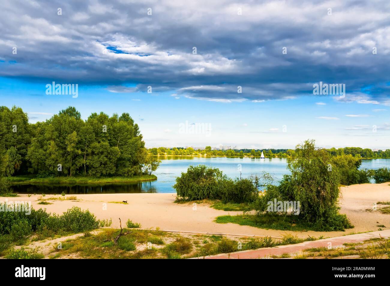 Am späten Nachmittag am Dnepr in Kiew. Schwere Wolken Stockfoto