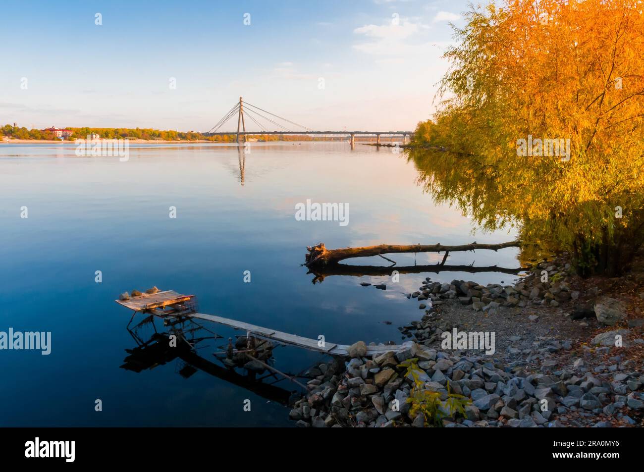 Einen ruhigen Blick des Flusses Dniper bald im Morgengrauen Stockfoto