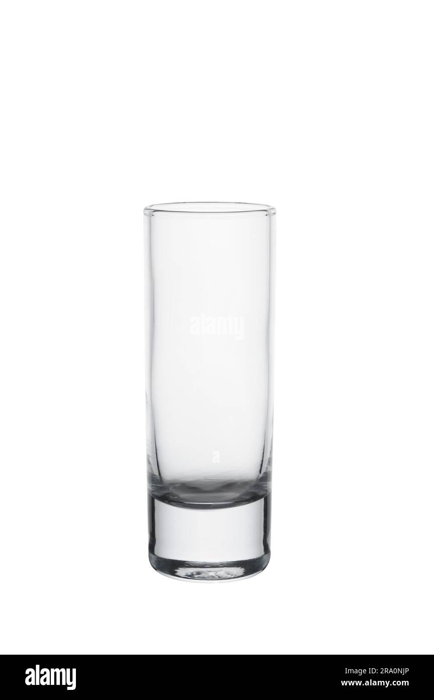 Eine leere elegante Wodkaglas auf weißem Hintergrund Stockfoto