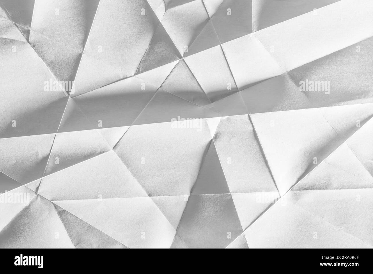 Weißes gefaltetes Blatt Papier zeigt eine abstrakte Textur-Design unter der hellen Streifen. Gut als Hintergrund verwenden Stockfoto
