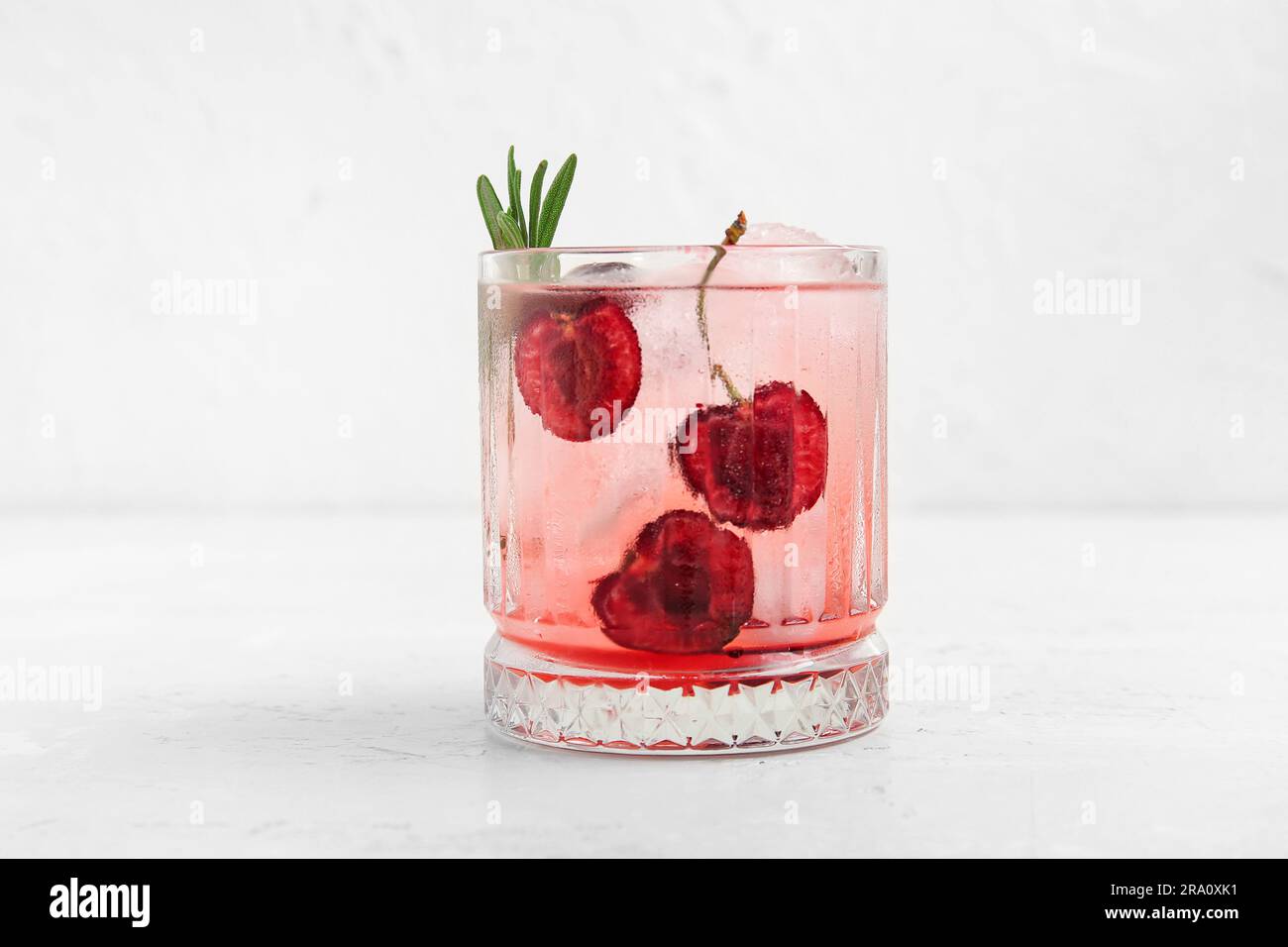 Ein Glas leckere Kirschlimonade mit Rosmarin auf weißem Hintergrund  Stockfotografie - Alamy
