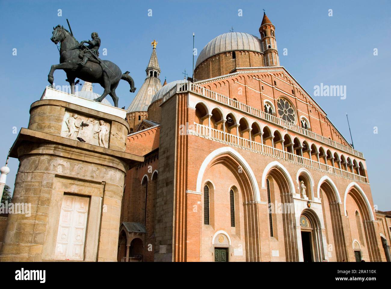 Reiterstatue von Gattamelata, vor der Basilika St. Anthony, Padua, Venetien, Italien, Venedig, Venetien Stockfoto