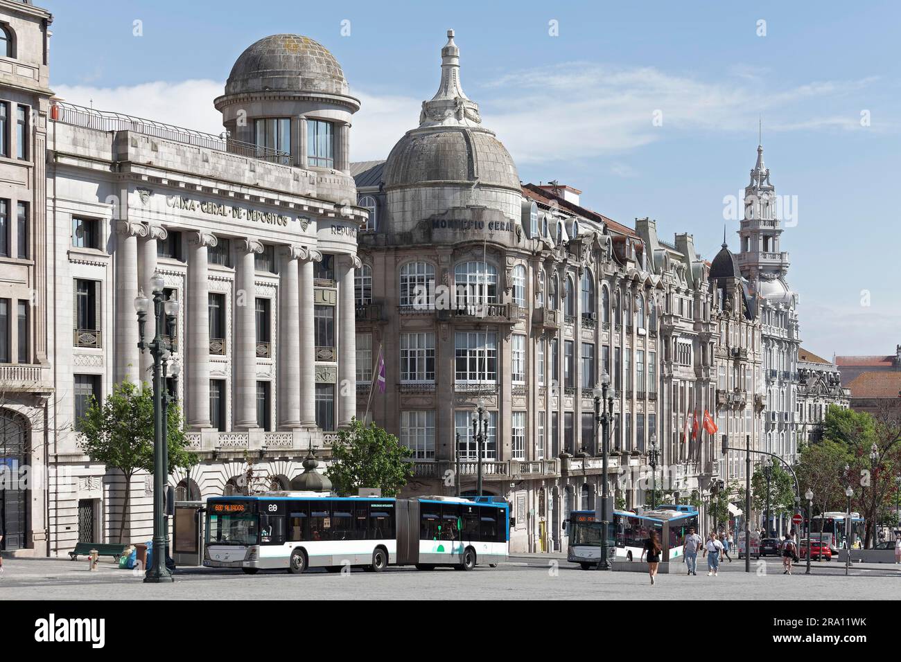 Historische Gebäude aus der Gründungszeit auf dem Boulevard Avenida dos Aliados, Porto, Portugal Stockfoto