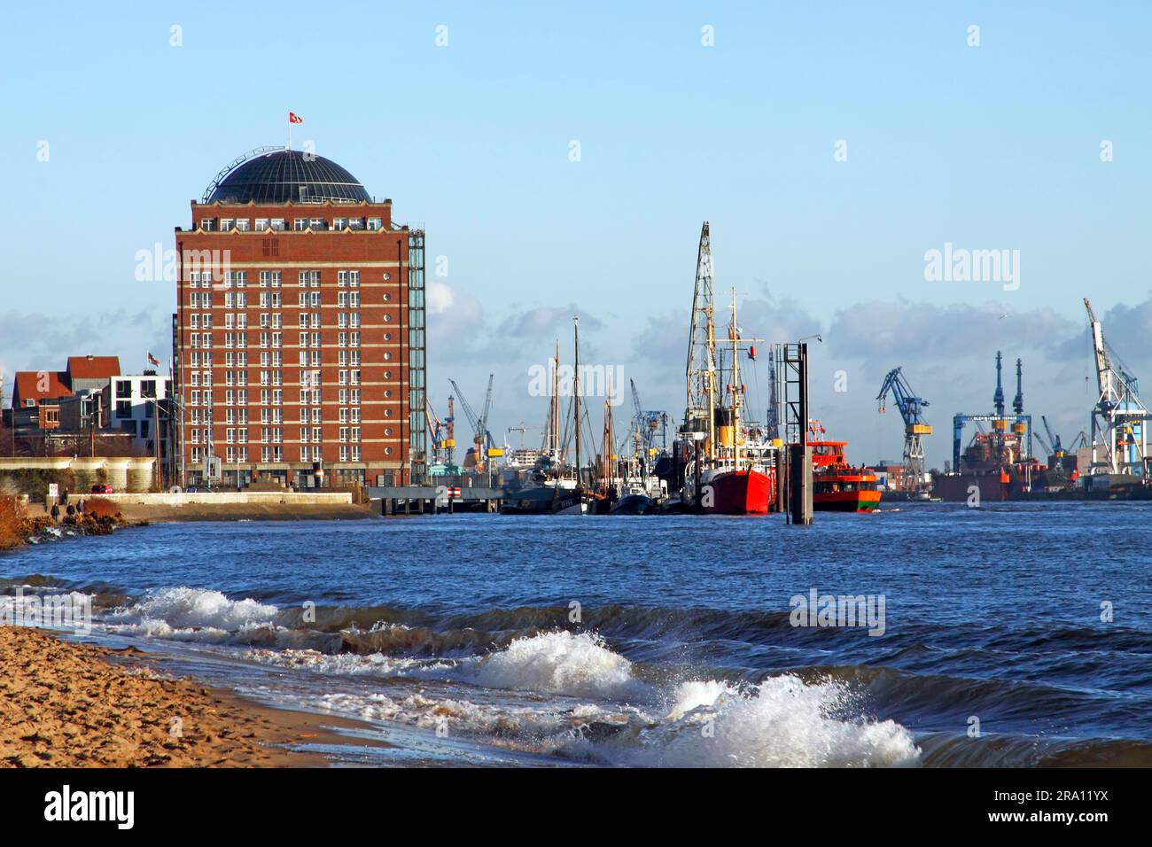 Seniorenresidenz Augustinum und Museumshafen Oevelgoenne, Elbe, Hafen, Hamburg, Deutschland Stockfoto