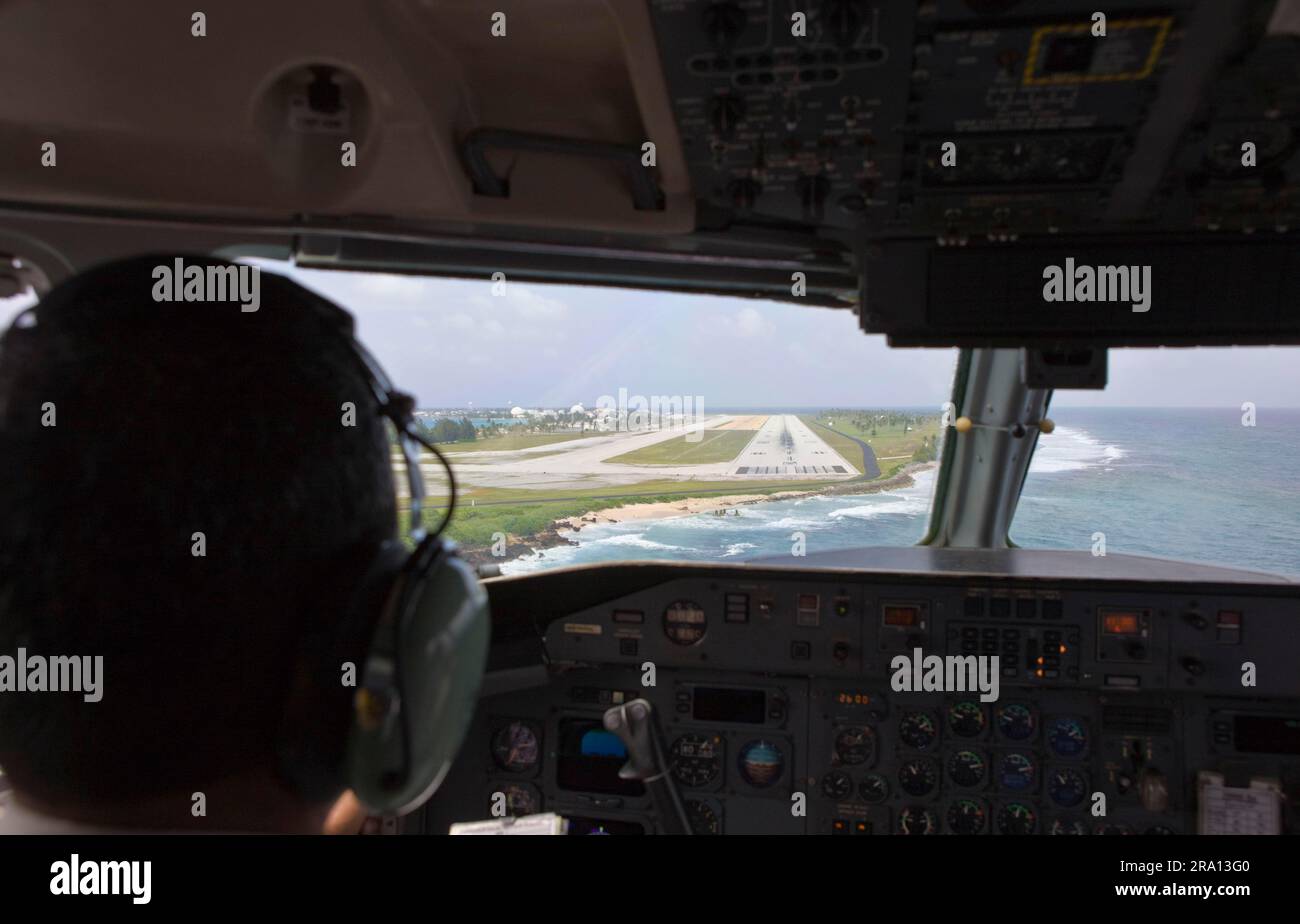 Landeanflug nach Kwajalein, Blick vom Flugzeugcockpit, Kwajalein-Atoll, Marshallinseln, Pazifik, Mikronesien Stockfoto