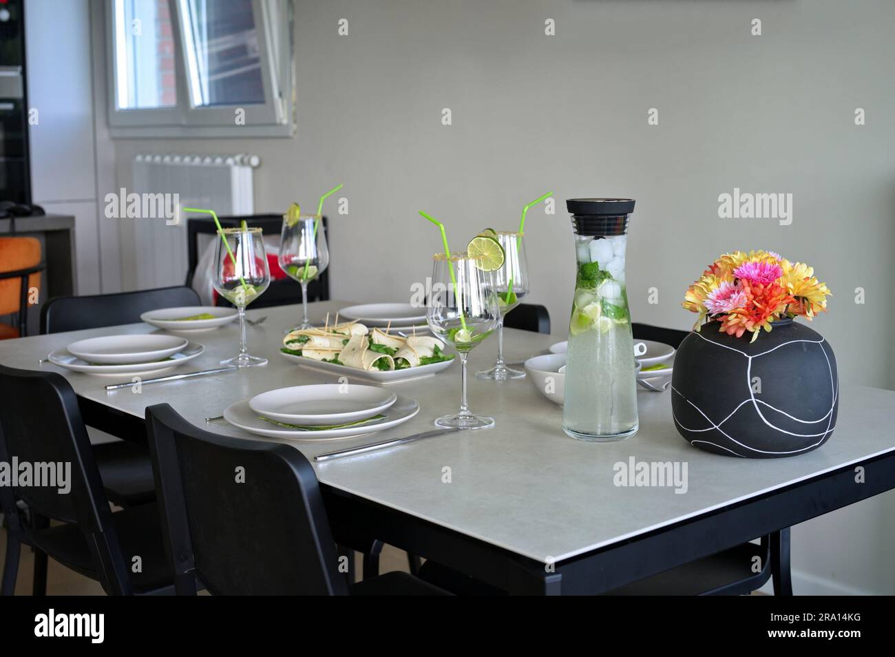 Teller und Gläser für Cocktails auf einem Tisch zu Hause Stockfoto