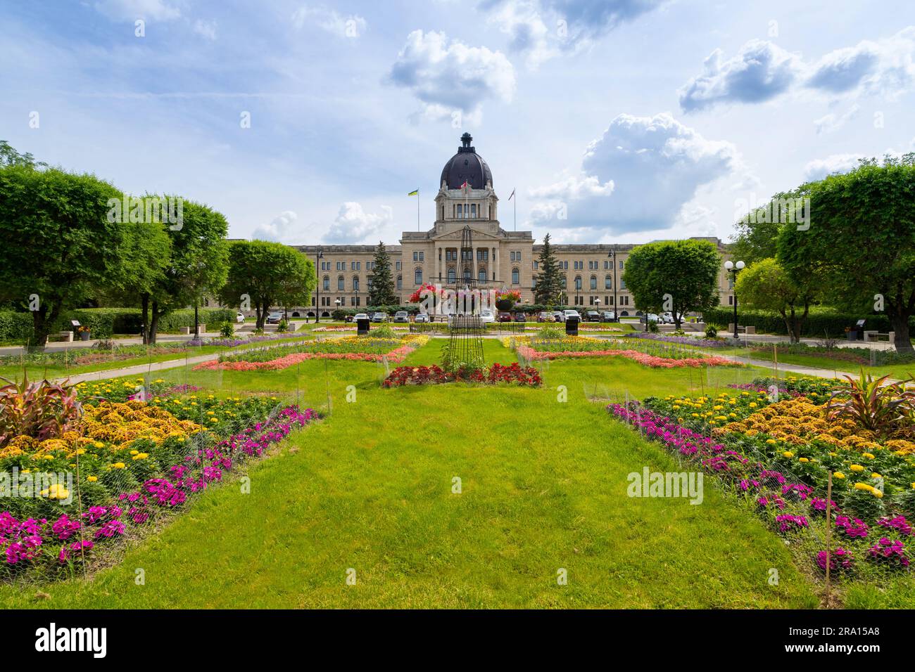 Schöner Garten vor der Legislativversammlung von Saskatchewan in der Stadt Regina. Regina ist die Hauptstadt von Saskatchewan, Kanada. Stockfoto