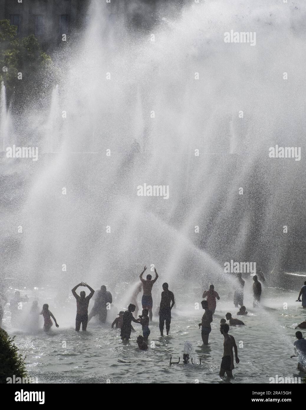 FRANKREICH. PARIS (16TH. BEZIRK). DIE BRUNNEN UND GÄRTEN VON TROCADERO WÄHREND DER HITZEWELLE ENDE JUNI 2019 Stockfoto