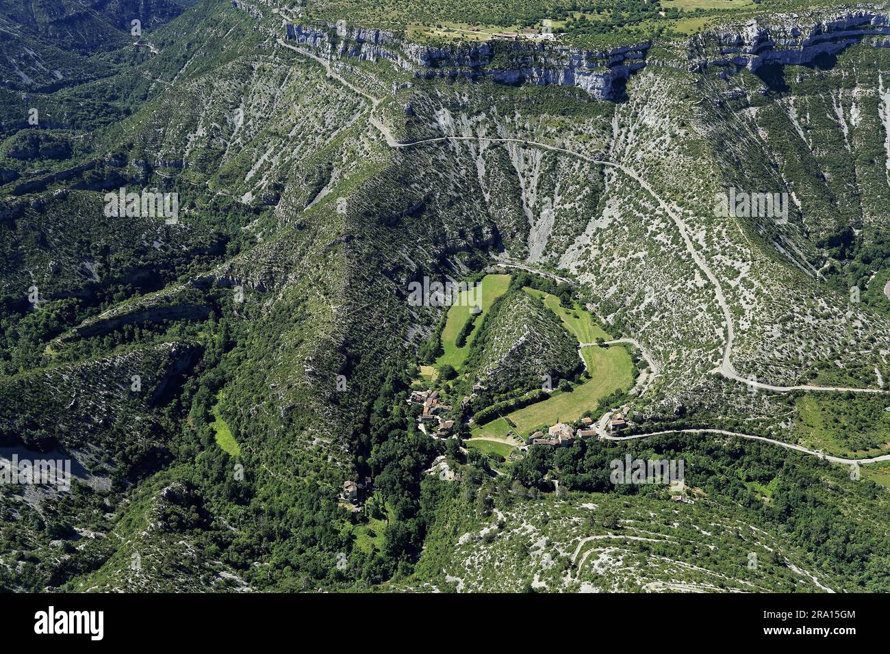 FRANKREICH. GARD (30) ZAHLT VIGANAIS. LUFTAUFNAHME DES CIRCUS OF NAVACELLES (ALS GRAND SITE DE FRANCE BEZEICHNET) Stockfoto