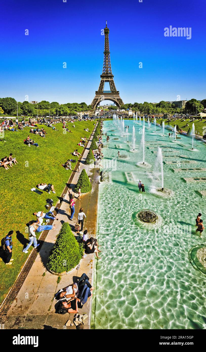 FRANKREICH. PARIS (75) MENSCHEN, DIE SICH BEI STARKER HITZE UM DIE BECKEN DER GÄRTEN DES TROCADERO BRÄUNEN Stockfoto