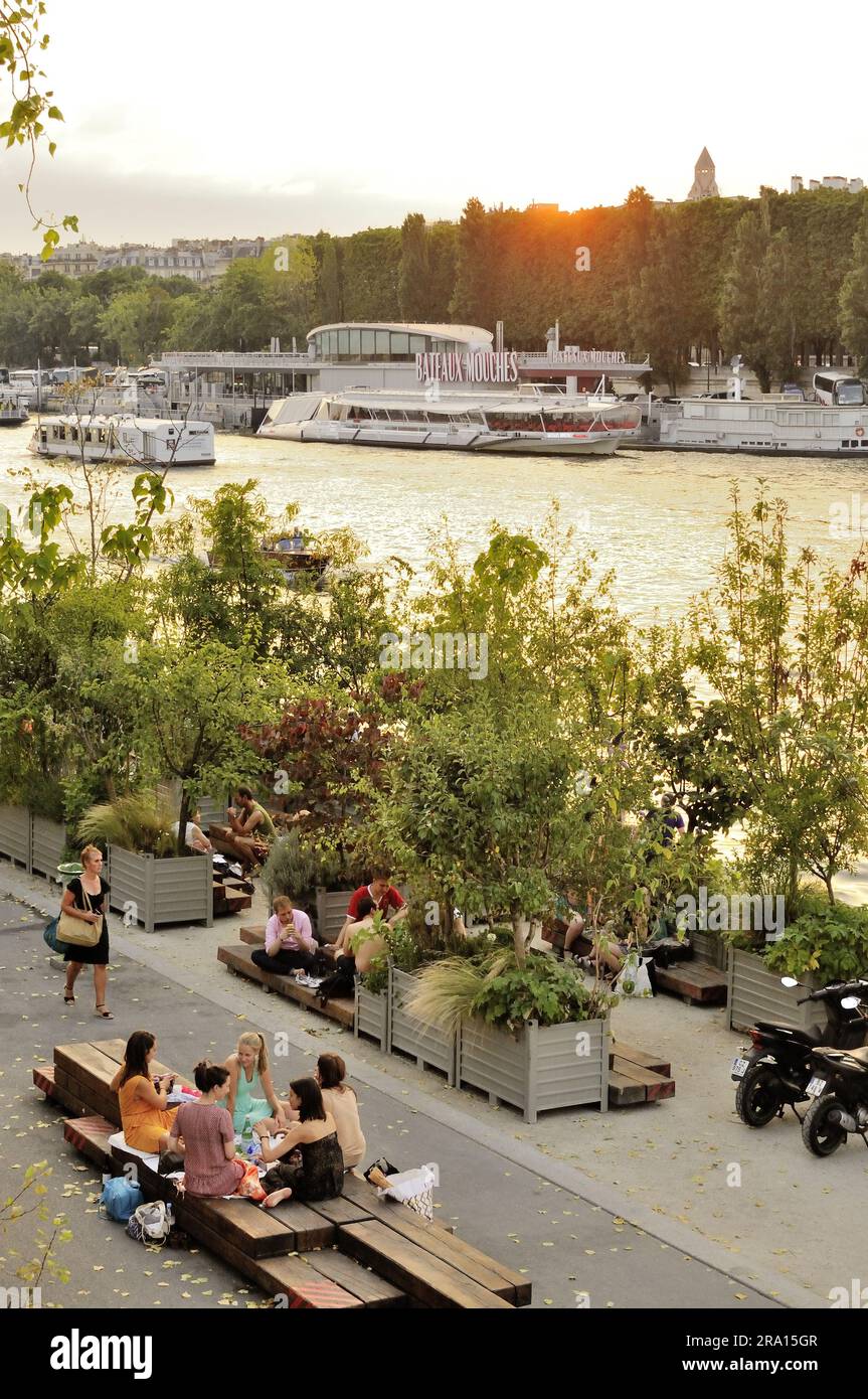FRANKREICH, PARIS (75) 7TH. ARRONDISSEMENT, UFER DER SEINE - BERGES DE LA SEINE, PICKNICK Stockfoto