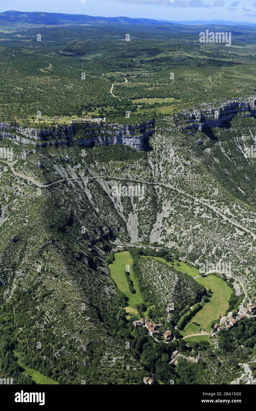 FRANKREICH. GARD (30) ZAHLT VIGANAIS. LUFTAUFNAHME DES CIRCUS OF NAVACELLES (ALS GRAND SITE DE FRANCE BEZEICHNET) Stockfoto