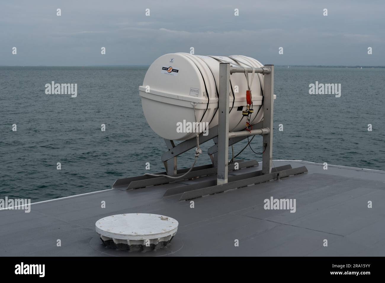 Ein einmaliges Rettungsfloß, das auf einer Wightlink fastcat-Passagierfähre montiert ist. Juni 2023. Stockfoto