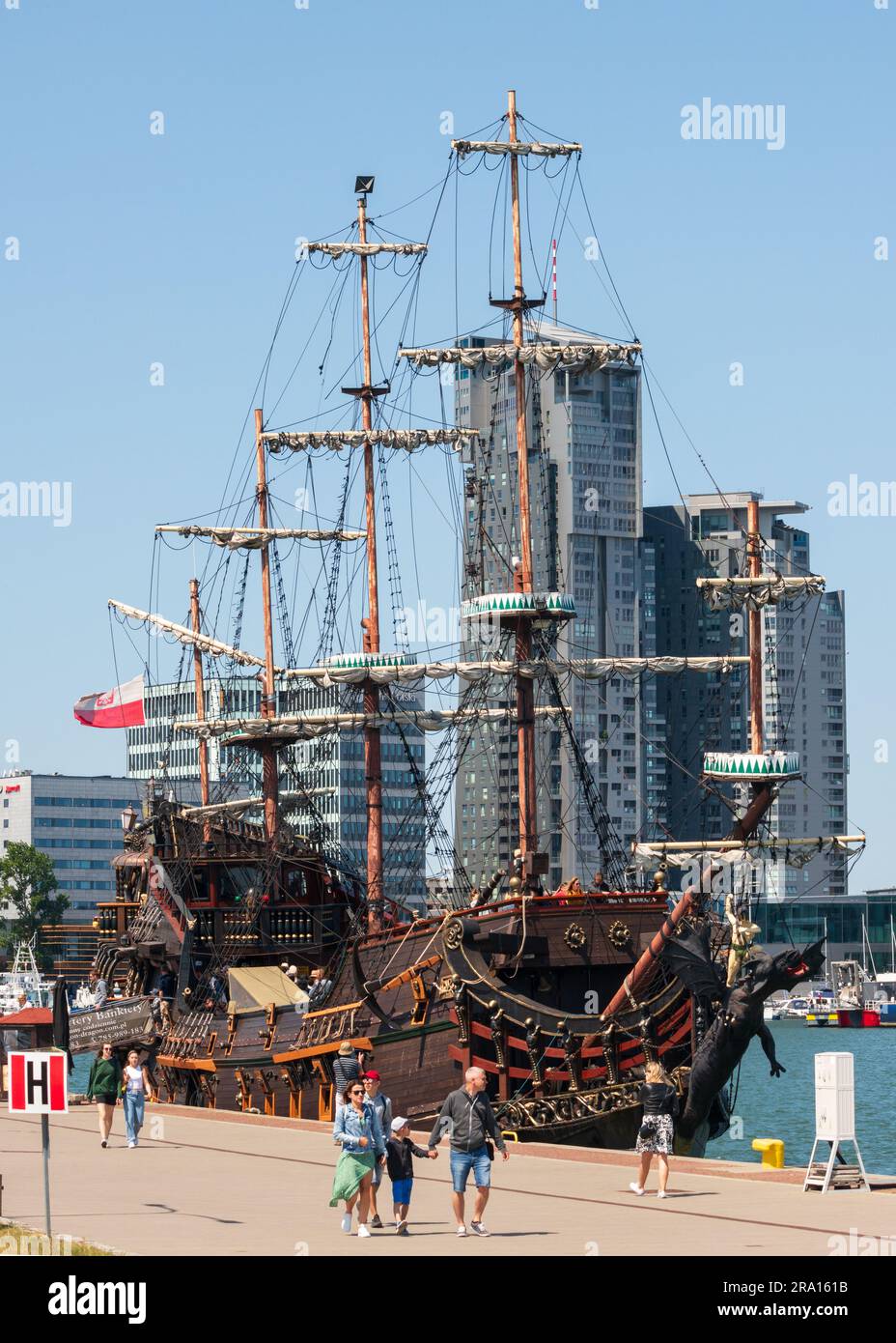 Drachenpiratengaleone und das Sea Towers-Gebäude im Hafen von Gdynia, Gdynia, Polen, Europa, EU Stockfoto