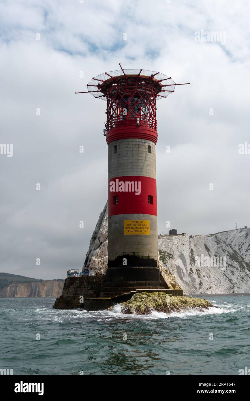 Der Leuchtturm von Needles auf der Isle of Wight aus nächster Nähe in einem Boot. Leuchtturm und Felsformationen sind deutlich zu sehen. Juni 2023. Stockfoto