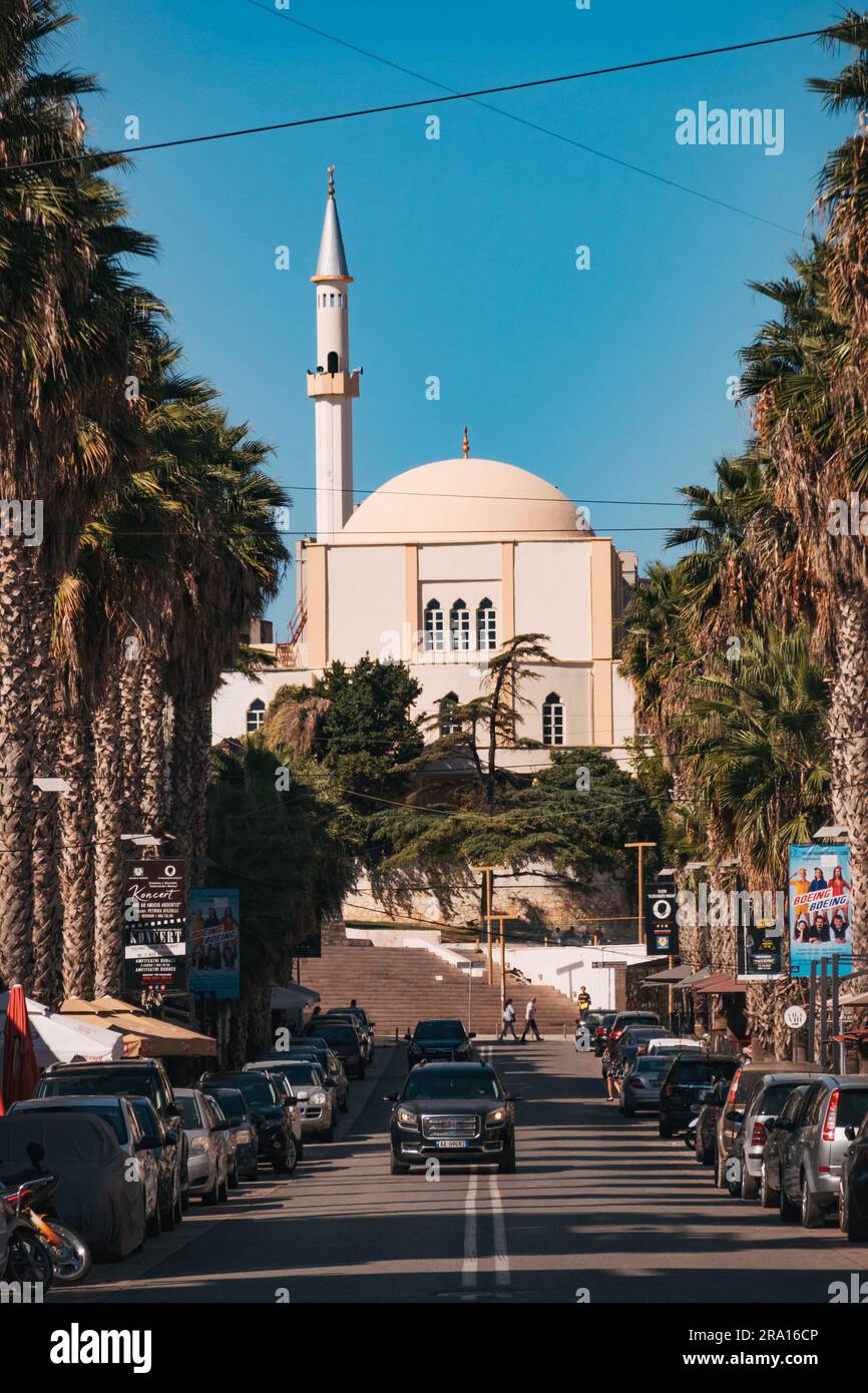 Blick auf die palmengesäumte Straße in Richtung Durrës-Moschee in Durrës, Albanien Stockfoto