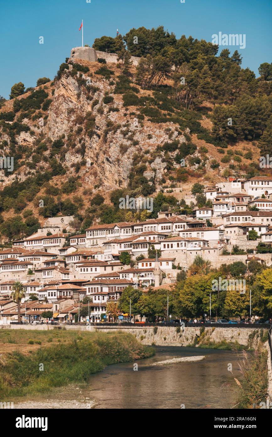 Ein Vorort der Stadt Berat, Albanien, unterhalb der Burg Berat neben dem Fluss Osum gelegen Stockfoto