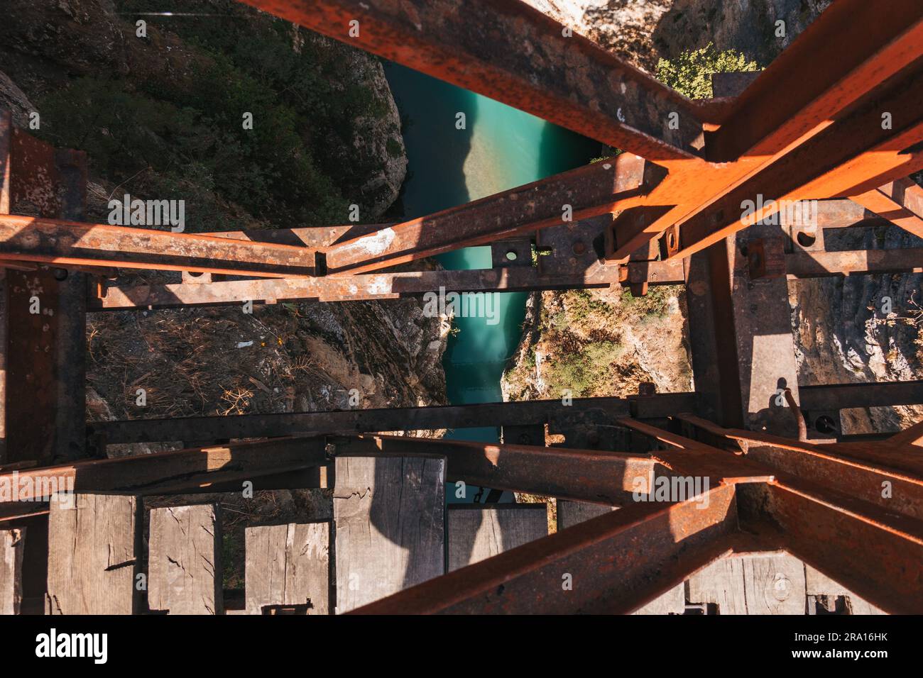 Von einer Straßenbrücke in der Nähe von Blezënckë, Berat County, Albanien aus blickt man in den Osumi Canyon Stockfoto