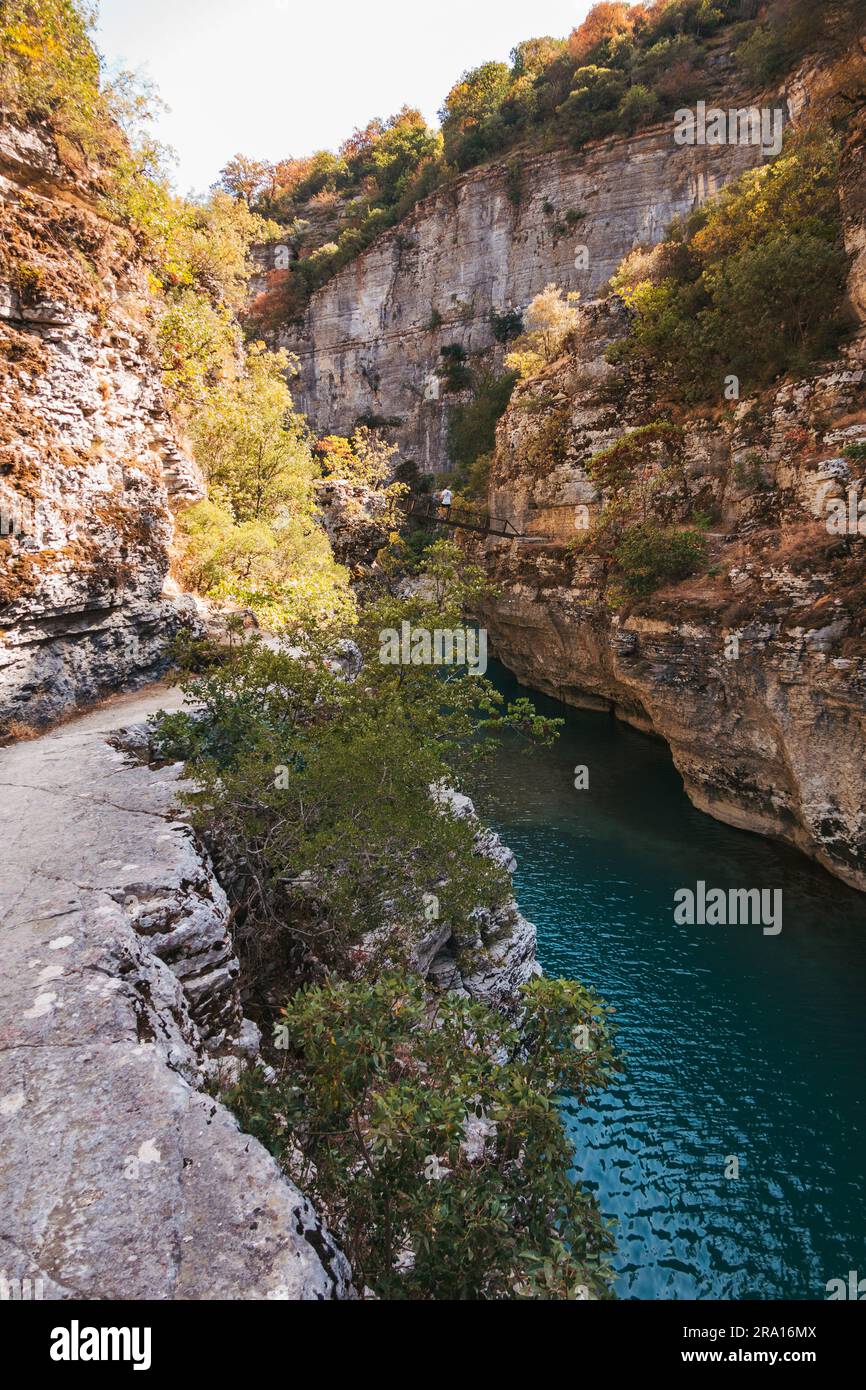 Ein Wanderweg entlang einer Canyon-Mauer im Osumi Canyon, Berat County, Albanien Stockfoto