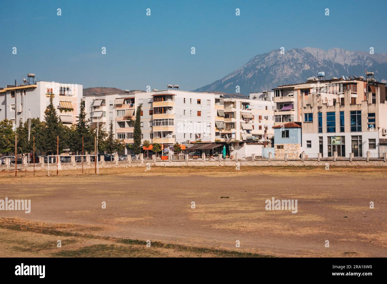 Wohnwohnungen vor einem Fußballfeld in der Stadt Berat, Albanien Stockfoto