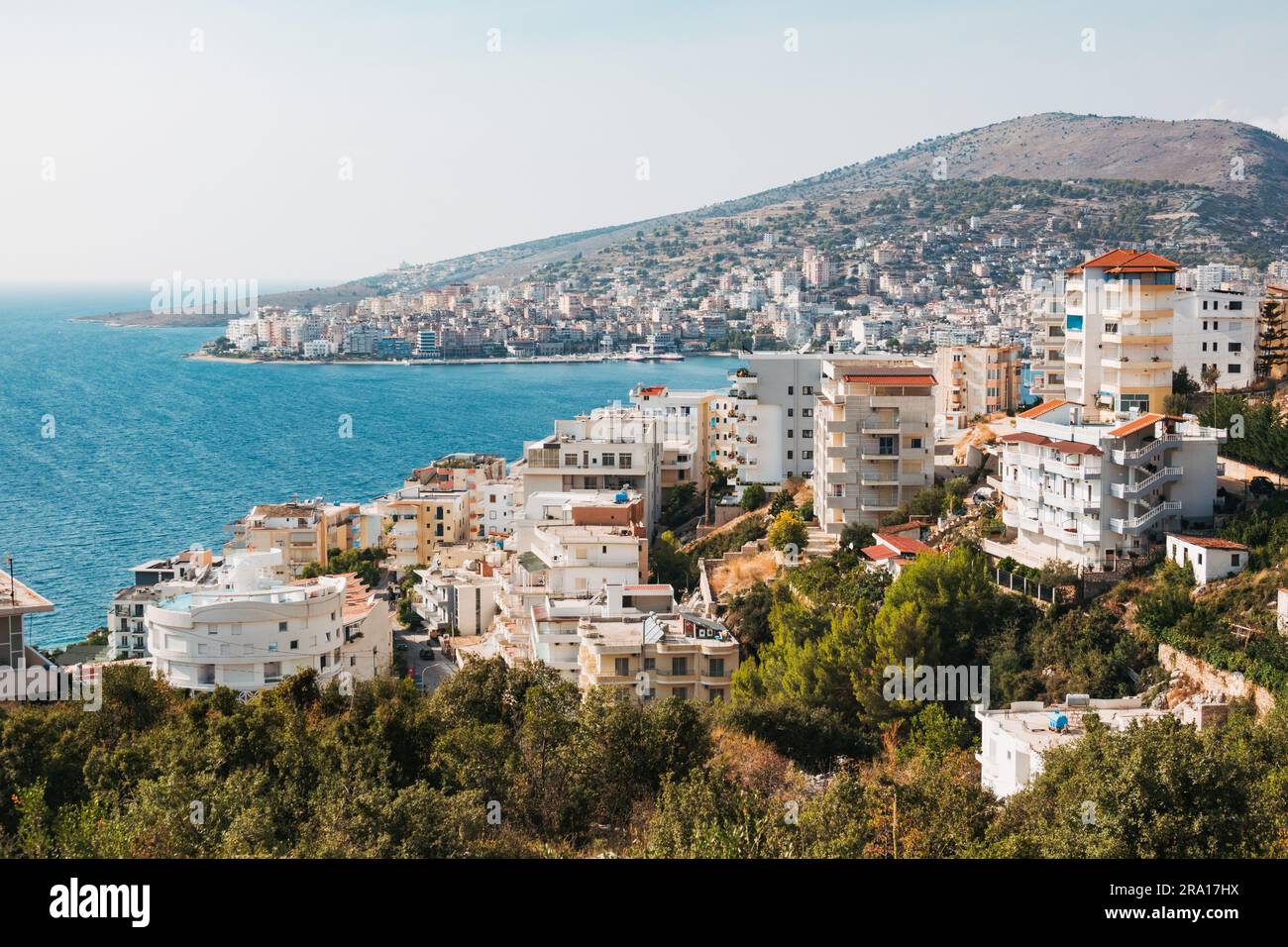 Appartementblöcke im Ferienort Sarandë, an der Küste des Ionischen Meeres an der albanischen Riviera, von einem nahe gelegenen Hügel aus gesehen Stockfoto